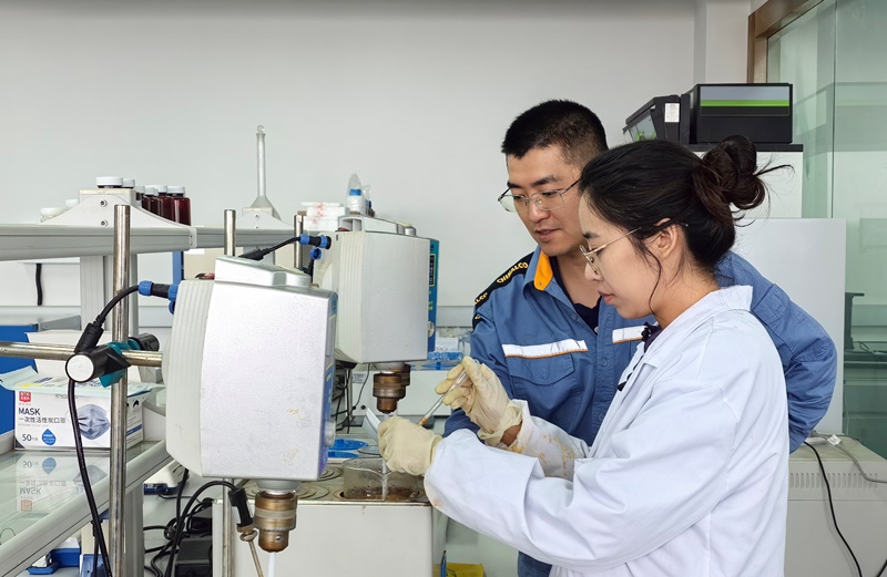 1项目组成员邹维、李玥娴 开展湿法炼锌系统中铜镉的清洁绿色生产工艺技术研究-1.jpg